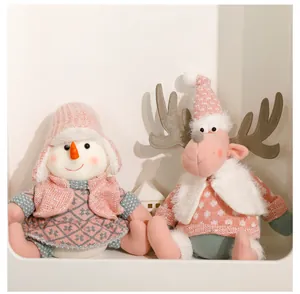 Primer plano de muñecos de peluche de muñeco de nieve y reno de Navidad rosas.