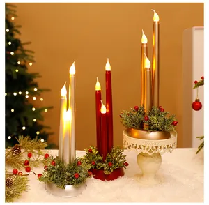 Detailansicht von flammenlosen LED-Weihnachtskerzen in Silber, Rot und Gold