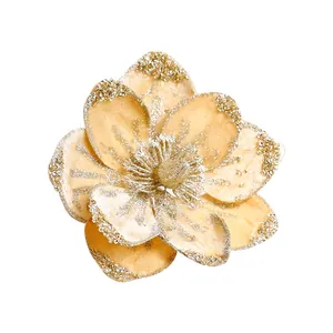 Fleur artificielle dorée scintillante pour décoration de Noël sur fond blanc pur