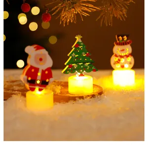 Détails lumineux chaleureux de bougies de Noël à LED avec Père Noël et bonhomme de neige