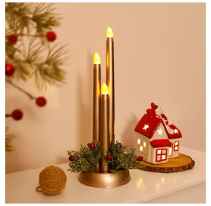 Elegante goldene LED-Elektronikkerzen mit festlichem Grün für die Weihnachtsdeko