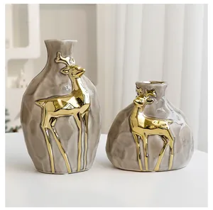 Exquisite Detailansicht grauer Keramikvasen mit goldenen Hirschrelief-Ornamenten und Textur