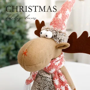 Niedliche Plüsch-Rentier Weihnachtsdekoration mit roter Strickmütze und Schalverzierung