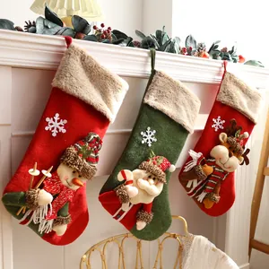 Set di tre grandi calze di Natale in peluche 3D con Babbo Natale, pupazzo di neve e renna