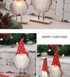 Close-up van een verlichte kerstkabouter met rode polkadots muts en witte baard