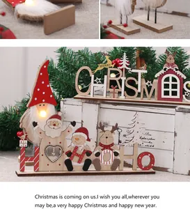 Gedetailleerd overzicht van houten kerstversieringen met warme LED-verlichting.