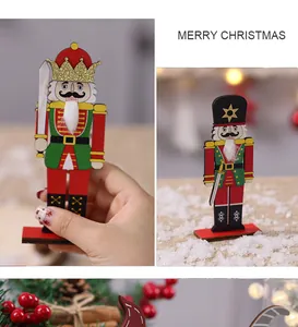 Detailweergave van twee kleurrijke houten notenkrakerfiguren voor kerstversieringen.