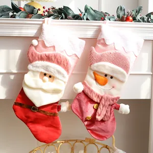 Calze di Natale in peluche Babbo Natale e Pupazzo di neve su un camino decorato
