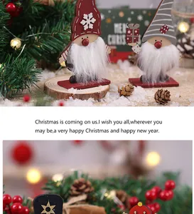 Detailopname van houten kerstkabouters met witte baarden in een sfeervolle kerstsetting