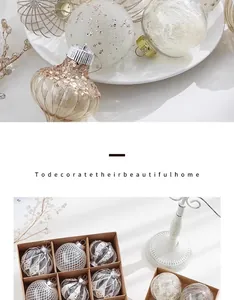 Vue détaillée d'un ensemble élégant de boules de Noël blanches et couleur champagne