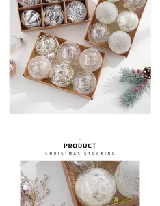 Détail de boules de Noël blanches et scintillantes dans un emballage écologique