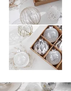 Gros plan de boules de Noël élégantes avec des motifs complexes en maille blanche