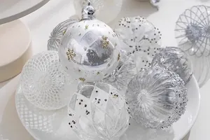 Vue détaillée de boules de Noël élégantes en blanc et argent aux textures variées