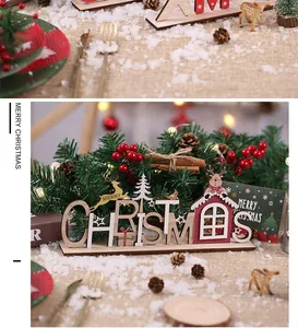 Detail van een houten 'CHRISTMAS' tafeldecoratie met een feestelijk rendierontwerp.