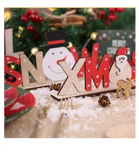 Gedetailleerde close-up van houten kerstversiering XMAS en SNOW op een besneeuwde feesttafel