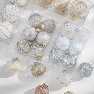 Ensemble élégant de boules de Noël blanches et champagne pour décorer le sapin de fête