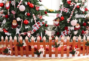 Rustikaler Weihnachtszaun aus Holz mit Schneespitzen und festlichen Rentier-Ornamenten