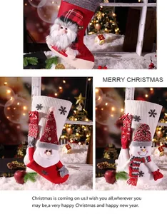 Vue détaillée de chaussettes de Noël tricotées avec appliques 3D Père Noël et bonhomme.