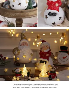 Vue détaillée d'ornements de Noël illuminés avec le Père Noël et un arbre brillant