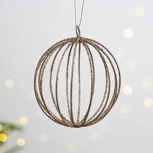 Boule de Noël suspendue en fil doré pailleté pour une décoration de fête élégante.