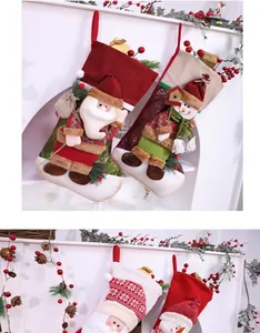 Vue détaillée de chaussettes de Noël festives avec figurines 3D de Père Noël et bonhomme.