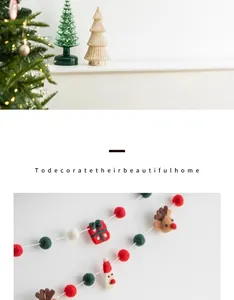 Vue détaillée de la guirlande de Noël en feutre avec Père Noël, renne et pompons