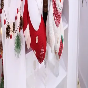 Gros plan de chaussettes de Noël en tricot festif avec motif bonhomme de neige.