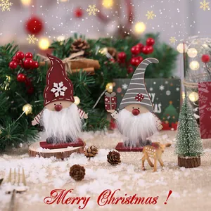 Schattige houten kerstkabouterbeeldjes voor sfeervolle feestelijke tafeldecoratie