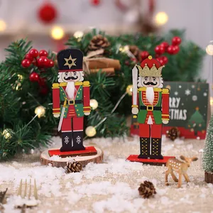 Sfeervolle houten kerstnotenkrakers set van twee voor feestelijke tafeldecoratie