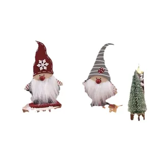Set van handgemaakte kerstkabouterbeeldjes en mini-dennenboom tafeldecoraties