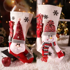 Lot de deux chaussettes de Noël tricotées avec figurines 3D Père Noël et Bonhomme neige