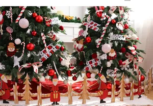 Rustikaler Weihnachtsholzzaun mit Weihnachtsmann- und Baumfiguren für die Festdekoration