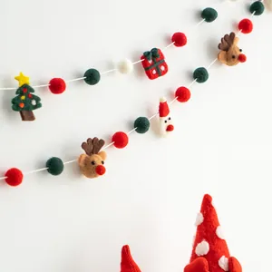 Guirlande de Noël faite main en feutrine avec rennes et sapins pour décoration murale
