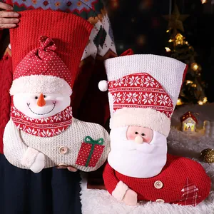 Grandes chaussettes de Noël tricotées avec personnages 3D Père Noël et Bonhomme