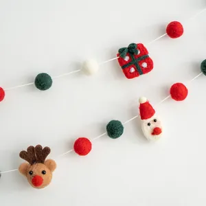 Guirlande de Noël artisanale en feutre avec Père Noël, renne et boîte cadeau décor