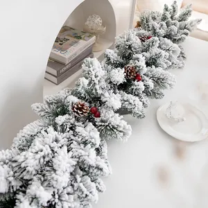 Ghirlanda natalizia innevata con pigne e bacche rosse per decorazioni casa
