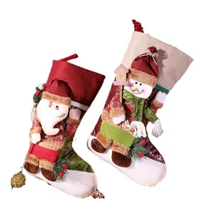 Lot de 2 chaussettes de Noël festives en peluche 3D avec Père Noël et bonhomme de neige