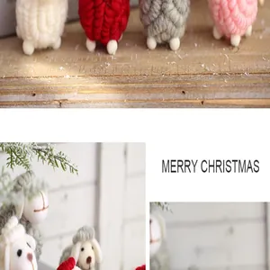 Close-up van kleurrijke vilten schapen voor creatieve en gezellige kerstdecoratie op tafel