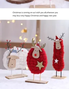 Handgemaakte houten kerstversiering met rendieren en schapen in een feestelijke binnenruimte