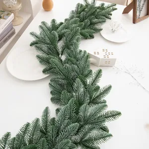 Ghirlanda di abete artificiale densa per la decorazione della tavola di Natale a casa