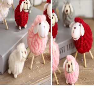 Close-up van schattige handgemaakte wolvilt schapen ornamenten in diverse zachte kleuren