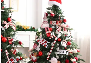 Detailansicht eines Weihnachtsbaums mit festlichem Schmuck und kleinen Gnomen