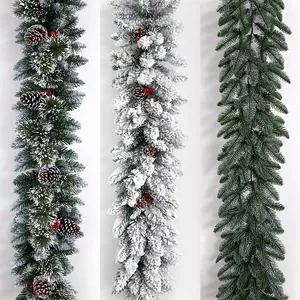 Guirlande de Noël artificielle avec pommes de pin et baies pour la décoration