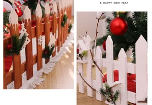 Nahaufnahme von weißen und braunen Holzzäunen für Weihnachten mit festlicher Deko