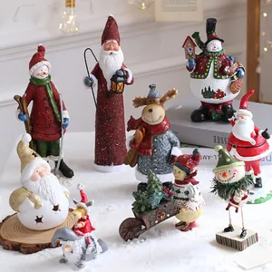 Ensemble de figurines de Noël festives avec Père Noël, renne et bonhomme de neige décoratifs