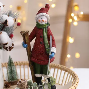 Charmante figurine de bonhomme de neige de Noël en pull rouge tenant des skis déco