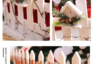 Detailansicht eines rustikalen weißen Weihnachtsholzzauns mit Zapfen und Beeren Deko