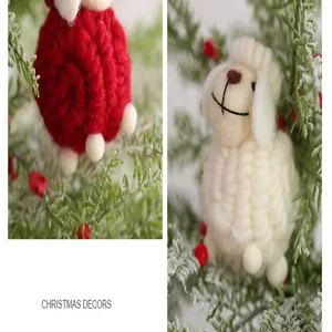 Detailweergave van handgemaakte rood-witte vilten schaap kerstversieringen