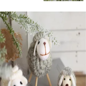 Detailopname van een handgemaakt grijs wolvilt schaapornament voor kerstdecoratie