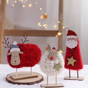 Handgemaakte wollen kerstrendieren en kerstman tafelornamenten met houten basis